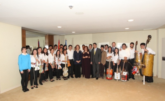 Su Majestad la Reina junto a los jóvenes músicos de la Orquesta de Instrumentos Reciclados de Cateura (Paraguay) y la soprano Pilar Jurado, a quien Su